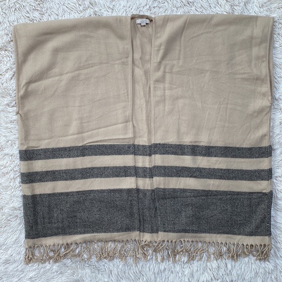 Loft Fringe Open Poncho 💗 Tan & Black - Picture 12 of 16